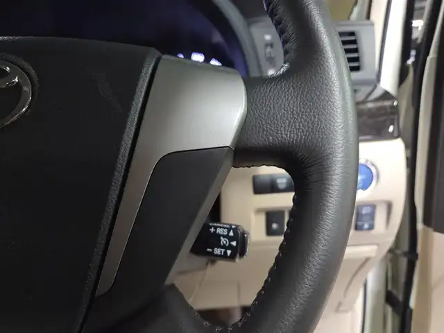 トヨタ アルファードハイブリット G 宮崎県 2013(平25)年 2.8万km ゴールドパールクリスタルシャイン 4WD/ワンオーナー/純正8型ナビ/フルセグTV/両側パワースライドドア/パワーバックドア/バックカメラ/ビルトインETC/ドライブレコーダー/クルーズコントロール/クリアランスソナー/ステアリング連動HIDヘッドランプ/オートライト/デュアルオートエアコン/木目調/革巻きコンビステアリング/ステアリングスイッチ/前席パワーシート/運転席ポジションメモリー/2列目リラックスキャプテンシート/助手席/2列目オットマン/純正16インチアルミホイール/スマートキー/プッシュエンジンスタート/禁煙車