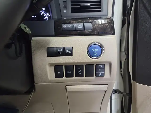 トヨタ アルファードハイブリット G 宮崎県 2013(平25)年 2.8万km ゴールドパールクリスタルシャイン 4WD/ワンオーナー/純正8型ナビ/フルセグTV/両側パワースライドドア/パワーバックドア/バックカメラ/ビルトインETC/ドライブレコーダー/クルーズコントロール/クリアランスソナー/ステアリング連動HIDヘッドランプ/オートライト/デュアルオートエアコン/木目調/革巻きコンビステアリング/ステアリングスイッチ/前席パワーシート/運転席ポジションメモリー/2列目リラックスキャプテンシート/助手席/2列目オットマン/純正16インチアルミホイール/スマートキー/プッシュエンジンスタート/禁煙車