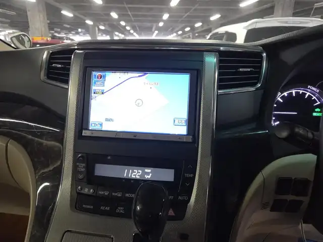 トヨタ アルファードハイブリット G 宮崎県 2013(平25)年 2.8万km ゴールドパールクリスタルシャイン 4WD/ワンオーナー/純正8型ナビ/フルセグTV/両側パワースライドドア/パワーバックドア/バックカメラ/ビルトインETC/ドライブレコーダー/クルーズコントロール/クリアランスソナー/ステアリング連動HIDヘッドランプ/オートライト/デュアルオートエアコン/木目調/革巻きコンビステアリング/ステアリングスイッチ/前席パワーシート/運転席ポジションメモリー/2列目リラックスキャプテンシート/助手席/2列目オットマン/純正16インチアルミホイール/スマートキー/プッシュエンジンスタート/禁煙車