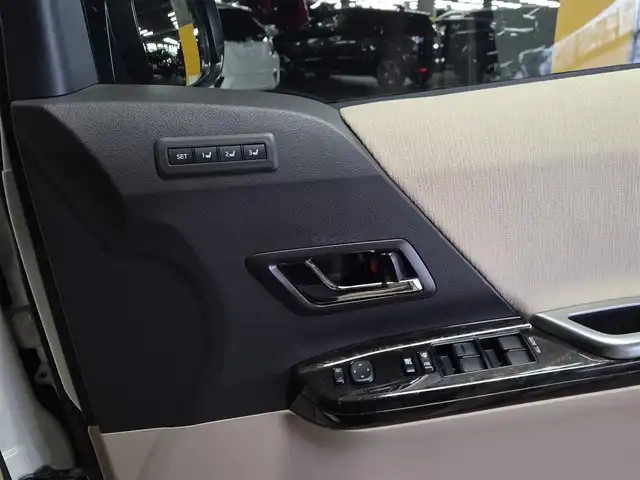 トヨタ アルファードハイブリット G 宮崎県 2013(平25)年 2.8万km ゴールドパールクリスタルシャイン 4WD/ワンオーナー/純正8型ナビ/フルセグTV/両側パワースライドドア/パワーバックドア/バックカメラ/ビルトインETC/ドライブレコーダー/クルーズコントロール/クリアランスソナー/ステアリング連動HIDヘッドランプ/オートライト/デュアルオートエアコン/木目調/革巻きコンビステアリング/ステアリングスイッチ/前席パワーシート/運転席ポジションメモリー/2列目リラックスキャプテンシート/助手席/2列目オットマン/純正16インチアルミホイール/スマートキー/プッシュエンジンスタート/禁煙車