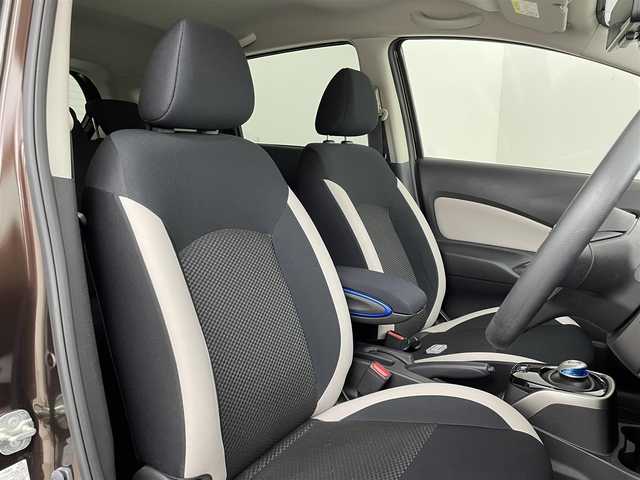 日産 ノート e－パワー X FOUR 道央・札幌 2019(令1)年 0.7万km インペリアルアンバーP ・ワンオーナー/・４WD/・社外SDナビ/　BT/フルセグ/CD/DVD/・アラウンドビューモニター/・インテリジェントルームミラー/・ETC/・エマージェンシーブレーキ/・レーンアシスト/・横滑り防止/・アイドリングストップ/・ステアリングスイッチ/・オートライト/・オートレベリング付きLEDヘッドライト/・前後コーナーセンサー/・社外ドライブレコーダー/・取扱説明書・保証書あり/・プッシュスタート/・純正アルミ付き冬タイヤ積込