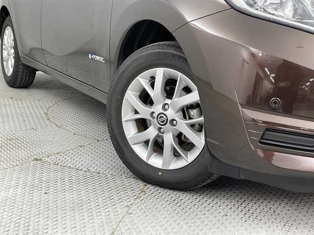日産 ノート e－パワー X FOUR 道央・札幌 2019(令1)年 0.7万km インペリアルアンバーP ・ワンオーナー/・４WD/・社外SDナビ/　BT/フルセグ/CD/DVD/・アラウンドビューモニター/・インテリジェントルームミラー/・ETC/・エマージェンシーブレーキ/・レーンアシスト/・横滑り防止/・アイドリングストップ/・ステアリングスイッチ/・オートライト/・オートレベリング付きLEDヘッドライト/・前後コーナーセンサー/・社外ドライブレコーダー/・取扱説明書・保証書あり/・プッシュスタート/・純正アルミ付き冬タイヤ積込