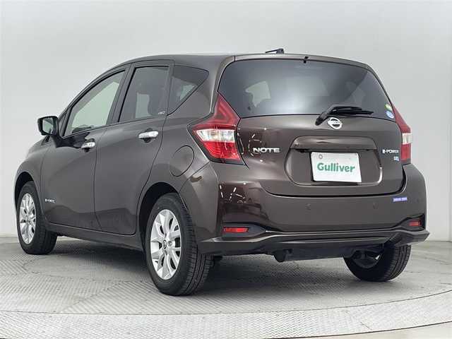 日産 ノート e－パワー X FOUR 道央・札幌 2019(令1)年 0.7万km インペリアルアンバーP ・ワンオーナー/・４WD/・社外SDナビ/　BT/フルセグ/CD/DVD/・アラウンドビューモニター/・インテリジェントルームミラー/・ETC/・エマージェンシーブレーキ/・レーンアシスト/・横滑り防止/・アイドリングストップ/・ステアリングスイッチ/・オートライト/・オートレベリング付きLEDヘッドライト/・前後コーナーセンサー/・社外ドライブレコーダー/・取扱説明書・保証書あり/・プッシュスタート/・純正アルミ付き冬タイヤ積込