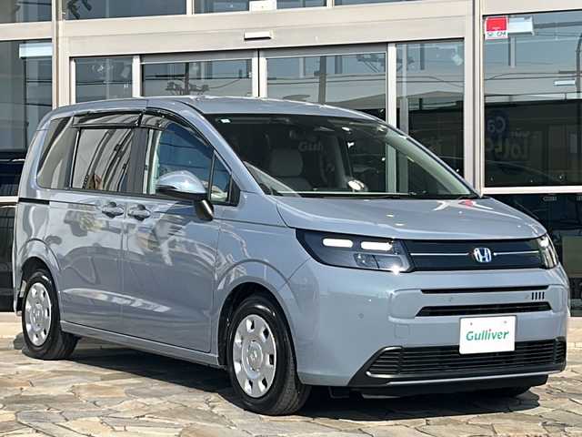 ホンダ フリード ハイブリット e:HEV AIR 静岡県 2025(令7)年 0.4万km ソニックグレーパール 純正ナビ/・FM/・AM/・TV/・Apple Car Play/・Android Auto/・Bluetooth/・USB/主要装備/・バックカメラ/・ホンダセンシング/・車線逸脱防止/・誤発進抑制/・コーナーセンサー/・ＥＴＣ/・追従クルコン/・横滑り防止装置/・ＬＥＤヘッドライト/・サイドカーテンエアバッグ/・純正フロアマット