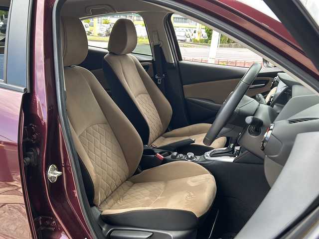マツダ デミオ 13Sテーラードブラウン 静岡県 2017(平29)年 2.1万km ディープクリムゾンマイカ 純正ナビ/・FM/AM/・aha/・Stitcher/・Bluetooth/・USB/・CD/・AUX/・DVD/・フルセグTV/主要装備/・テーラードブラウン専用内装/・純正ナビ/・バックカメラ/・ＬＥＤヘッドライト/・ヘッドアップディスプレイ/・ブラインドスポットモニター/・車線逸脱警報/・パーキングセンサー/・レーダークルコン/・ＳＢＳ／ＳＣＢＳ/・ドライバーアテンションアラート/・純正１５インチAW(高輝度ダーク塗装)/・運転席+助手席シートヒーター/・サイドカーテンエアバッグ/・MTモード付AT