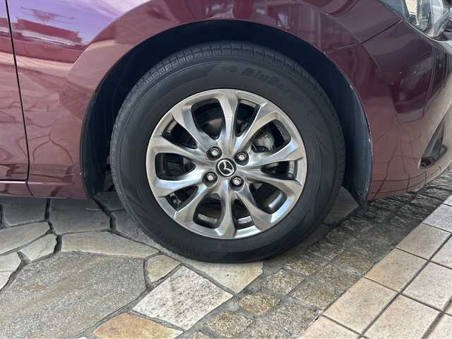 マツダ デミオ 13Sテーラードブラウン 静岡県 2017(平29)年 2.1万km ディープクリムゾンマイカ 純正ナビ/・FM/AM/・aha/・Stitcher/・Bluetooth/・USB/・CD/・AUX/・DVD/・フルセグTV/主要装備/・テーラードブラウン専用内装/・純正ナビ/・バックカメラ/・ＬＥＤヘッドライト/・ヘッドアップディスプレイ/・ブラインドスポットモニター/・車線逸脱警報/・パーキングセンサー/・レーダークルコン/・ＳＢＳ／ＳＣＢＳ/・ドライバーアテンションアラート/・純正１５インチAW(高輝度ダーク塗装)/・運転席+助手席シートヒーター/・サイドカーテンエアバッグ/・MTモード付AT