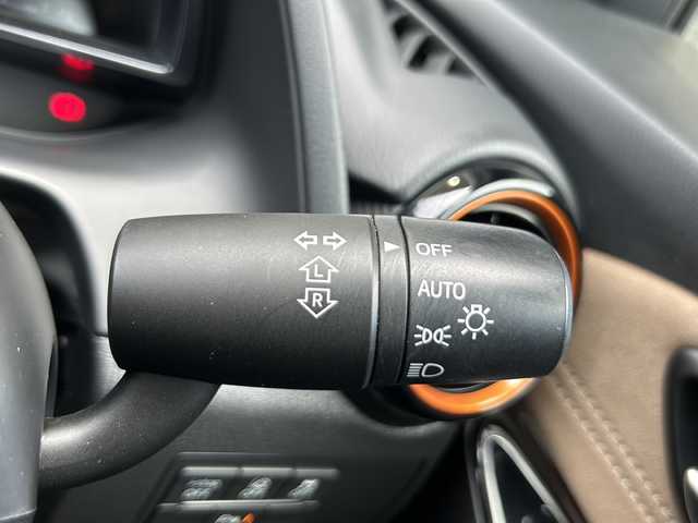 マツダ デミオ 13Sテーラードブラウン 静岡県 2017(平29)年 2.1万km ディープクリムゾンマイカ 純正ナビ/・FM/AM/・aha/・Stitcher/・Bluetooth/・USB/・CD/・AUX/・DVD/・フルセグTV/主要装備/・テーラードブラウン専用内装/・純正ナビ/・バックカメラ/・ＬＥＤヘッドライト/・ヘッドアップディスプレイ/・ブラインドスポットモニター/・車線逸脱警報/・パーキングセンサー/・レーダークルコン/・ＳＢＳ／ＳＣＢＳ/・ドライバーアテンションアラート/・純正１５インチAW(高輝度ダーク塗装)/・運転席+助手席シートヒーター/・サイドカーテンエアバッグ/・MTモード付AT