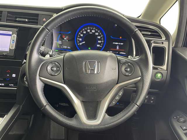 ホンダ シャトル ハイブリッド Z 群馬県 2015(平27)年 5.3万km ミッドナイトブルービームM 純正７インチナビ　バックカメラ　クルーズコントロール　ＬＥＤライト　ハーフレザーシート　シートヒーター　純正１６インチＡＷ　ステアリングリモコン　パドルシフト　寒冷地仕様　スマートキー　ＥＴＣ　禁煙車