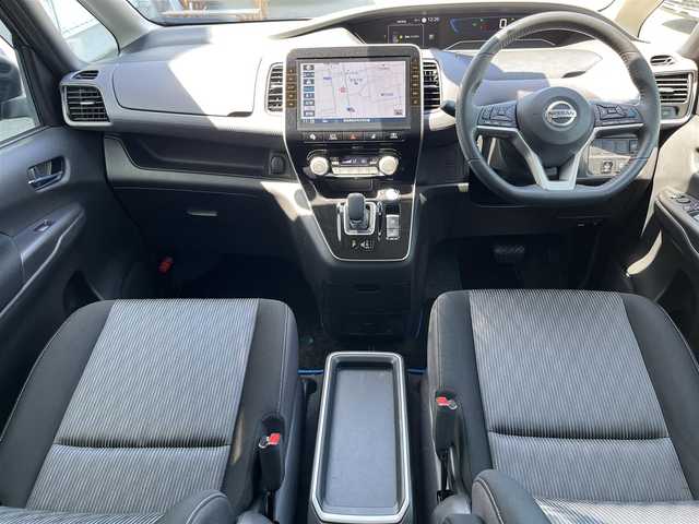 日産 セレナ e－パワー ハイウェイスター V 奈良県 2020(令2)年 4.9万km ダイヤモンドブラック 純正１０インチナビ/（フルセグ／ＢＴ／ＣＤ／ＤＶＤ）/プロパイロット/レーダークルーズコントロール/全方位モニター/ブラインドスポットモニター/前後コーナーセンサー/パーキングアシスト/衝突軽減システム/レーンキープアシスト/両側パワースライドドア/後席サンシェード/純正前方ドライブレコーダー（ナビ連動）/LEDヘッドライト/ＥＴＣ/純正16インチAW/取り扱い説明書/スペアキーX1