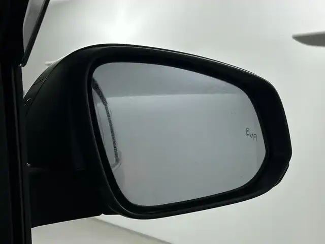 トヨタ ヴォクシー S－Z 愛知県 2023(令5)年 1.6万km アティチュードブラックマイカ 禁煙車/純正１０．５インチナビ/（CD/DVD/Bluetooth/フルセグＴＶ/USB/HDMI)/バックカメラ　/トヨタセーフティーセンス/・レーンディパーチャーアラート/・リヤクロストラフィックアラート/・レーンチェンジアシスト/・プリクラッシュセーフティー/・パーキングサポートブレーキ/・フロントクロストラフィックアラート/・レーダークルーズコントロール/・オートマチックハイビーム/クリアランスソナー/安心降車アシスト/プロアクティブドライビングアシスト/レーダークルーズコントロール　/ブラインドスポットモニター/ETC2.0/快適パッケージ/ハーフレザーシート/両側パワースライドドア　/パワーバックドア　/プッシュスタート/スマートキー/純正17インチアルミホイール/LEDヘッドライト