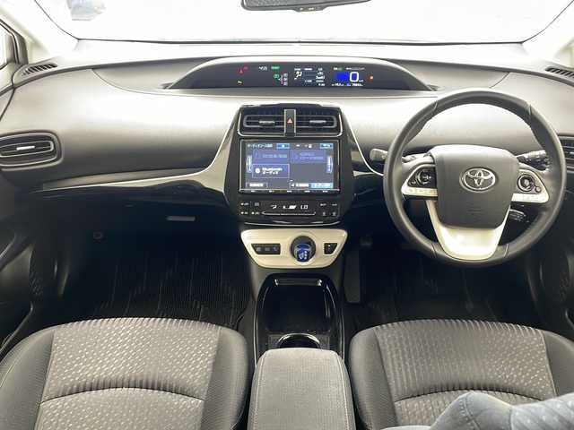 トヨタ プリウス Sセーフティプラス 沖縄県 2018(平30)年 7.9万km ホワイトパールクリスタルシャイン 純正ナビ（NSZT-Y66T）/【フルセグＴＶ　ＤＶＤ　ＣＤ　Ｂｌｕｅｔｏｏｔｈ　SD】/ＥＴＣ/バックカメラ/前方ドライブレコーダー/レーダークルーズコントロール/トヨタセーフティセンス/パーキングアシスト/前後コーナーセンサー/ＬＥＤヘッドライト/オートライト/スマートキー/純正フロアマット/ドアバイザー