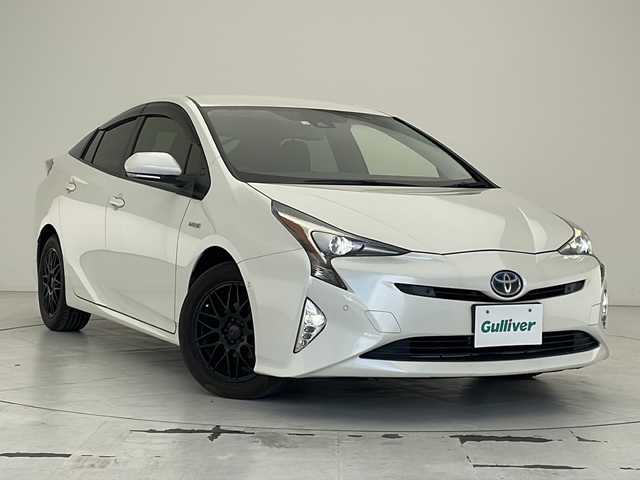 トヨタ プリウス Sセーフティプラス 沖縄県 2018(平30)年 7.9万km ホワイトパールクリスタルシャイン 純正ナビ（NSZT-Y66T）/【フルセグＴＶ　ＤＶＤ　ＣＤ　Ｂｌｕｅｔｏｏｔｈ　SD】/ＥＴＣ/バックカメラ/前方ドライブレコーダー/レーダークルーズコントロール/トヨタセーフティセンス/パーキングアシスト/前後コーナーセンサー/ＬＥＤヘッドライト/オートライト/スマートキー/純正フロアマット/ドアバイザー