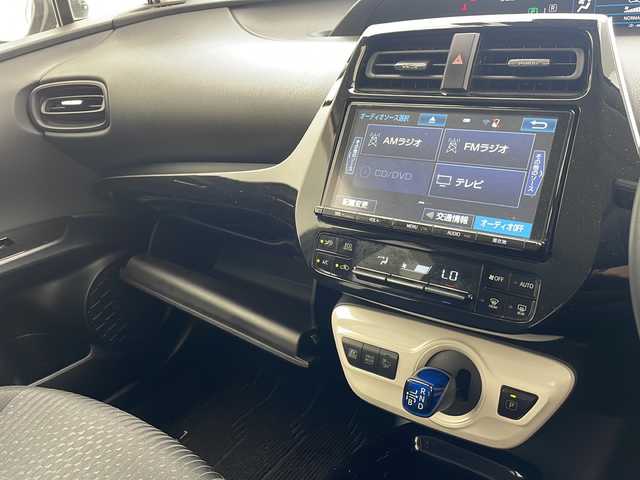トヨタ プリウス Sセーフティプラス 沖縄県 2018(平30)年 7.9万km ホワイトパールクリスタルシャイン 純正ナビ（NSZT-Y66T）/【フルセグＴＶ　ＤＶＤ　ＣＤ　Ｂｌｕｅｔｏｏｔｈ　SD】/ＥＴＣ/バックカメラ/前方ドライブレコーダー/レーダークルーズコントロール/トヨタセーフティセンス/パーキングアシスト/前後コーナーセンサー/ＬＥＤヘッドライト/オートライト/スマートキー/純正フロアマット/ドアバイザー