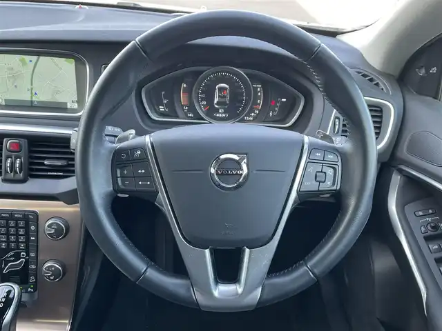 ボルボ Ｖ４０ 道南・函館 2016(平28)年 3.5万km アイスホワイト /ワンオーナー//純正ナビ//社外AW付き夏冬タイヤ//バックカメラ//パワーバックドア//シートヒーター//パワーシート//レーダークルーズコントロール//車線逸脱警報//オートハイビーム//コーナーセンサー//ETC