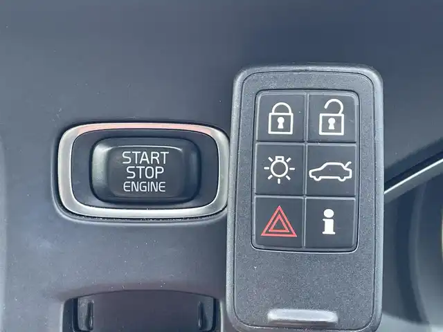 ボルボ Ｖ４０ 道南・函館 2016(平28)年 3.5万km アイスホワイト /ワンオーナー//純正ナビ//社外AW付き夏冬タイヤ//バックカメラ//パワーバックドア//シートヒーター//パワーシート//レーダークルーズコントロール//車線逸脱警報//オートハイビーム//コーナーセンサー//ETC