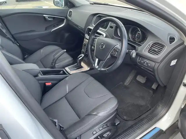 ボルボ Ｖ４０ 道南・函館 2016(平28)年 3.5万km アイスホワイト /ワンオーナー//純正ナビ//社外AW付き夏冬タイヤ//バックカメラ//パワーバックドア//シートヒーター//パワーシート//レーダークルーズコントロール//車線逸脱警報//オートハイビーム//コーナーセンサー//ETC