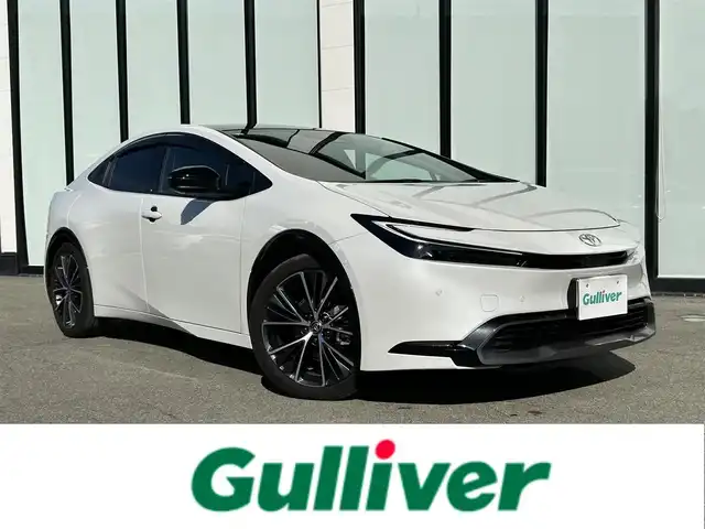 トヨタ プリウス Z 大阪府 2023(令5)年 1.9万km プラチナホワイトパールマイカ トヨタセーフティセンス/・アダプティクブクルーズコントロール/・プリクラッシュセーフティー/・レーントレーシングアシスト/・レーンディパーチャーアラート/・クリアランスソナー/・オートマチックハイビーム/・ロードサインアシスト/純正12.3インチナビ/・Bluetooth/フルセグTV/USB/ラジオ/　Miracast/AppleCarPlay/主要装備/・パノラマミックビューモニター/・ブラインドスポットモニター/・デジタルインナーミラー/・パワーバックドア/・パノラマルーフ/・シートヒーター/エアシート/・D席パワーシート/メモリー機能付き/・ブレーキーホールド/・置くだけ充電/・ETC2.0