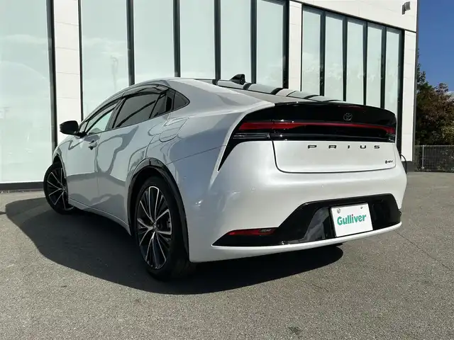 トヨタ プリウス Z 大阪府 2023(令5)年 1.9万km プラチナホワイトパールマイカ トヨタセーフティセンス/・アダプティクブクルーズコントロール/・プリクラッシュセーフティー/・レーントレーシングアシスト/・レーンディパーチャーアラート/・クリアランスソナー/・オートマチックハイビーム/・ロードサインアシスト/純正12.3インチナビ/・Bluetooth/フルセグTV/USB/ラジオ/　Miracast/AppleCarPlay/主要装備/・パノラマミックビューモニター/・ブラインドスポットモニター/・デジタルインナーミラー/・パワーバックドア/・パノラマルーフ/・シートヒーター/エアシート/・D席パワーシート/メモリー機能付き/・ブレーキーホールド/・置くだけ充電/・ETC2.0