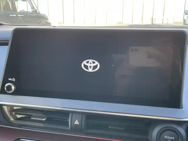 トヨタ プリウス Z 大阪府 2023(令5)年 1.9万km プラチナホワイトパールマイカ トヨタセーフティセンス/・アダプティクブクルーズコントロール/・プリクラッシュセーフティー/・レーントレーシングアシスト/・レーンディパーチャーアラート/・クリアランスソナー/・オートマチックハイビーム/・ロードサインアシスト/純正12.3インチナビ/・Bluetooth/フルセグTV/USB/ラジオ/　Miracast/AppleCarPlay/主要装備/・パノラマミックビューモニター/・ブラインドスポットモニター/・デジタルインナーミラー/・パワーバックドア/・パノラマルーフ/・シートヒーター/エアシート/・D席パワーシート/メモリー機能付き/・ブレーキーホールド/・置くだけ充電/・ETC2.0