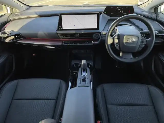 トヨタ プリウス Z 大阪府 2023(令5)年 1.9万km プラチナホワイトパールマイカ トヨタセーフティセンス/・アダプティクブクルーズコントロール/・プリクラッシュセーフティー/・レーントレーシングアシスト/・レーンディパーチャーアラート/・クリアランスソナー/・オートマチックハイビーム/・ロードサインアシスト/純正12.3インチナビ/・Bluetooth/フルセグTV/USB/ラジオ/　Miracast/AppleCarPlay/主要装備/・パノラマミックビューモニター/・ブラインドスポットモニター/・デジタルインナーミラー/・パワーバックドア/・パノラマルーフ/・シートヒーター/エアシート/・D席パワーシート/メモリー機能付き/・ブレーキーホールド/・置くだけ充電/・ETC2.0