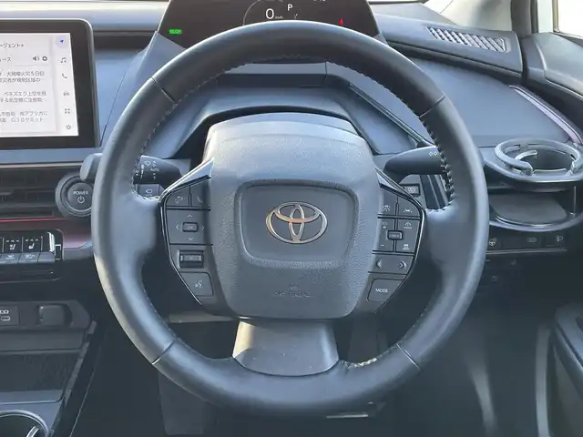 トヨタ プリウス Z 大阪府 2023(令5)年 1.9万km プラチナホワイトパールマイカ トヨタセーフティセンス/・アダプティクブクルーズコントロール/・プリクラッシュセーフティー/・レーントレーシングアシスト/・レーンディパーチャーアラート/・クリアランスソナー/・オートマチックハイビーム/・ロードサインアシスト/純正12.3インチナビ/・Bluetooth/フルセグTV/USB/ラジオ/　Miracast/AppleCarPlay/主要装備/・パノラマミックビューモニター/・ブラインドスポットモニター/・デジタルインナーミラー/・パワーバックドア/・パノラマルーフ/・シートヒーター/エアシート/・D席パワーシート/メモリー機能付き/・ブレーキーホールド/・置くだけ充電/・ETC2.0