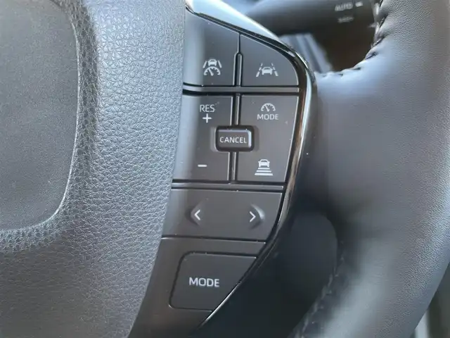 トヨタ プリウス Z 大阪府 2023(令5)年 1.9万km プラチナホワイトパールマイカ トヨタセーフティセンス/・アダプティクブクルーズコントロール/・プリクラッシュセーフティー/・レーントレーシングアシスト/・レーンディパーチャーアラート/・クリアランスソナー/・オートマチックハイビーム/・ロードサインアシスト/純正12.3インチナビ/・Bluetooth/フルセグTV/USB/ラジオ/　Miracast/AppleCarPlay/主要装備/・パノラマミックビューモニター/・ブラインドスポットモニター/・デジタルインナーミラー/・パワーバックドア/・パノラマルーフ/・シートヒーター/エアシート/・D席パワーシート/メモリー機能付き/・ブレーキーホールド/・置くだけ充電/・ETC2.0