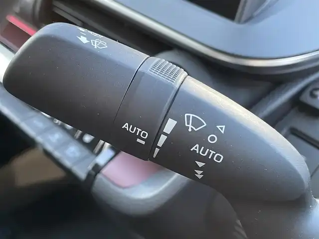 トヨタ プリウス Z 大阪府 2023(令5)年 1.9万km プラチナホワイトパールマイカ トヨタセーフティセンス/・アダプティクブクルーズコントロール/・プリクラッシュセーフティー/・レーントレーシングアシスト/・レーンディパーチャーアラート/・クリアランスソナー/・オートマチックハイビーム/・ロードサインアシスト/純正12.3インチナビ/・Bluetooth/フルセグTV/USB/ラジオ/　Miracast/AppleCarPlay/主要装備/・パノラマミックビューモニター/・ブラインドスポットモニター/・デジタルインナーミラー/・パワーバックドア/・パノラマルーフ/・シートヒーター/エアシート/・D席パワーシート/メモリー機能付き/・ブレーキーホールド/・置くだけ充電/・ETC2.0