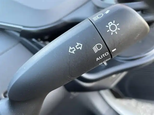 トヨタ プリウス Z 大阪府 2023(令5)年 1.9万km プラチナホワイトパールマイカ トヨタセーフティセンス/・アダプティクブクルーズコントロール/・プリクラッシュセーフティー/・レーントレーシングアシスト/・レーンディパーチャーアラート/・クリアランスソナー/・オートマチックハイビーム/・ロードサインアシスト/純正12.3インチナビ/・Bluetooth/フルセグTV/USB/ラジオ/　Miracast/AppleCarPlay/主要装備/・パノラマミックビューモニター/・ブラインドスポットモニター/・デジタルインナーミラー/・パワーバックドア/・パノラマルーフ/・シートヒーター/エアシート/・D席パワーシート/メモリー機能付き/・ブレーキーホールド/・置くだけ充電/・ETC2.0