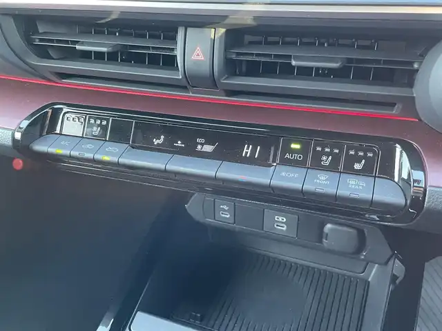 トヨタ プリウス Z 大阪府 2023(令5)年 1.9万km プラチナホワイトパールマイカ トヨタセーフティセンス/・アダプティクブクルーズコントロール/・プリクラッシュセーフティー/・レーントレーシングアシスト/・レーンディパーチャーアラート/・クリアランスソナー/・オートマチックハイビーム/・ロードサインアシスト/純正12.3インチナビ/・Bluetooth/フルセグTV/USB/ラジオ/　Miracast/AppleCarPlay/主要装備/・パノラマミックビューモニター/・ブラインドスポットモニター/・デジタルインナーミラー/・パワーバックドア/・パノラマルーフ/・シートヒーター/エアシート/・D席パワーシート/メモリー機能付き/・ブレーキーホールド/・置くだけ充電/・ETC2.0