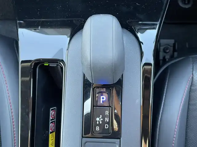 トヨタ プリウス Z 大阪府 2023(令5)年 1.9万km プラチナホワイトパールマイカ トヨタセーフティセンス/・アダプティクブクルーズコントロール/・プリクラッシュセーフティー/・レーントレーシングアシスト/・レーンディパーチャーアラート/・クリアランスソナー/・オートマチックハイビーム/・ロードサインアシスト/純正12.3インチナビ/・Bluetooth/フルセグTV/USB/ラジオ/　Miracast/AppleCarPlay/主要装備/・パノラマミックビューモニター/・ブラインドスポットモニター/・デジタルインナーミラー/・パワーバックドア/・パノラマルーフ/・シートヒーター/エアシート/・D席パワーシート/メモリー機能付き/・ブレーキーホールド/・置くだけ充電/・ETC2.0