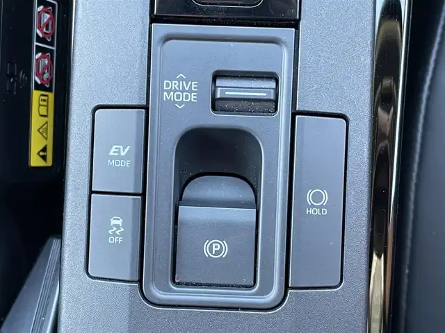 トヨタ プリウス Z 大阪府 2023(令5)年 1.9万km プラチナホワイトパールマイカ トヨタセーフティセンス/・アダプティクブクルーズコントロール/・プリクラッシュセーフティー/・レーントレーシングアシスト/・レーンディパーチャーアラート/・クリアランスソナー/・オートマチックハイビーム/・ロードサインアシスト/純正12.3インチナビ/・Bluetooth/フルセグTV/USB/ラジオ/　Miracast/AppleCarPlay/主要装備/・パノラマミックビューモニター/・ブラインドスポットモニター/・デジタルインナーミラー/・パワーバックドア/・パノラマルーフ/・シートヒーター/エアシート/・D席パワーシート/メモリー機能付き/・ブレーキーホールド/・置くだけ充電/・ETC2.0