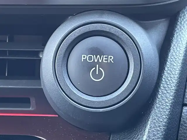 トヨタ プリウス Z 大阪府 2023(令5)年 1.9万km プラチナホワイトパールマイカ トヨタセーフティセンス/・アダプティクブクルーズコントロール/・プリクラッシュセーフティー/・レーントレーシングアシスト/・レーンディパーチャーアラート/・クリアランスソナー/・オートマチックハイビーム/・ロードサインアシスト/純正12.3インチナビ/・Bluetooth/フルセグTV/USB/ラジオ/　Miracast/AppleCarPlay/主要装備/・パノラマミックビューモニター/・ブラインドスポットモニター/・デジタルインナーミラー/・パワーバックドア/・パノラマルーフ/・シートヒーター/エアシート/・D席パワーシート/メモリー機能付き/・ブレーキーホールド/・置くだけ充電/・ETC2.0