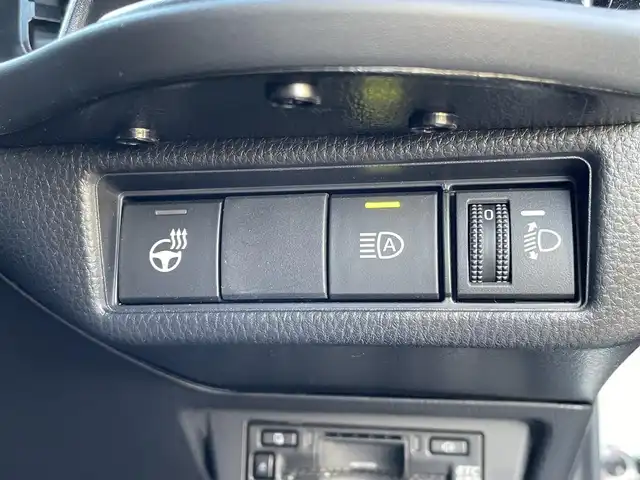 トヨタ プリウス Z 大阪府 2023(令5)年 1.9万km プラチナホワイトパールマイカ トヨタセーフティセンス/・アダプティクブクルーズコントロール/・プリクラッシュセーフティー/・レーントレーシングアシスト/・レーンディパーチャーアラート/・クリアランスソナー/・オートマチックハイビーム/・ロードサインアシスト/純正12.3インチナビ/・Bluetooth/フルセグTV/USB/ラジオ/　Miracast/AppleCarPlay/主要装備/・パノラマミックビューモニター/・ブラインドスポットモニター/・デジタルインナーミラー/・パワーバックドア/・パノラマルーフ/・シートヒーター/エアシート/・D席パワーシート/メモリー機能付き/・ブレーキーホールド/・置くだけ充電/・ETC2.0