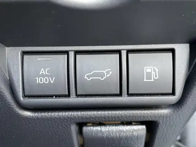 トヨタ プリウス Z 大阪府 2023(令5)年 1.9万km プラチナホワイトパールマイカ トヨタセーフティセンス/・アダプティクブクルーズコントロール/・プリクラッシュセーフティー/・レーントレーシングアシスト/・レーンディパーチャーアラート/・クリアランスソナー/・オートマチックハイビーム/・ロードサインアシスト/純正12.3インチナビ/・Bluetooth/フルセグTV/USB/ラジオ/　Miracast/AppleCarPlay/主要装備/・パノラマミックビューモニター/・ブラインドスポットモニター/・デジタルインナーミラー/・パワーバックドア/・パノラマルーフ/・シートヒーター/エアシート/・D席パワーシート/メモリー機能付き/・ブレーキーホールド/・置くだけ充電/・ETC2.0