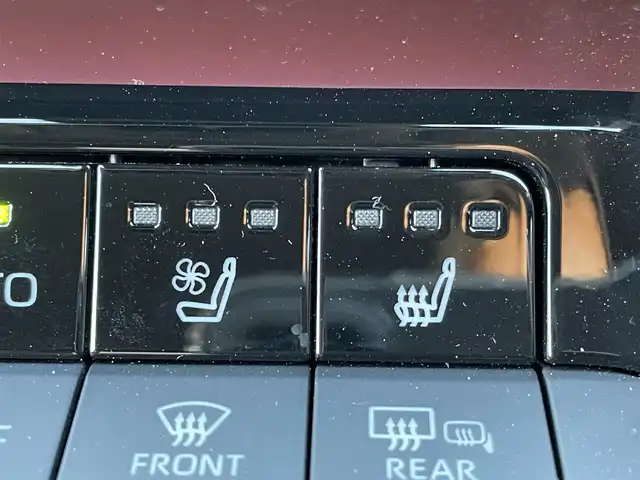 トヨタ プリウス Z 大阪府 2023(令5)年 1.9万km プラチナホワイトパールマイカ トヨタセーフティセンス/・アダプティクブクルーズコントロール/・プリクラッシュセーフティー/・レーントレーシングアシスト/・レーンディパーチャーアラート/・クリアランスソナー/・オートマチックハイビーム/・ロードサインアシスト/純正12.3インチナビ/・Bluetooth/フルセグTV/USB/ラジオ/　Miracast/AppleCarPlay/主要装備/・パノラマミックビューモニター/・ブラインドスポットモニター/・デジタルインナーミラー/・パワーバックドア/・パノラマルーフ/・シートヒーター/エアシート/・D席パワーシート/メモリー機能付き/・ブレーキーホールド/・置くだけ充電/・ETC2.0