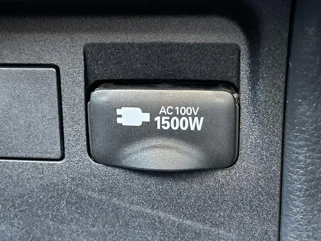 トヨタ プリウス Z 大阪府 2023(令5)年 1.9万km プラチナホワイトパールマイカ トヨタセーフティセンス/・アダプティクブクルーズコントロール/・プリクラッシュセーフティー/・レーントレーシングアシスト/・レーンディパーチャーアラート/・クリアランスソナー/・オートマチックハイビーム/・ロードサインアシスト/純正12.3インチナビ/・Bluetooth/フルセグTV/USB/ラジオ/　Miracast/AppleCarPlay/主要装備/・パノラマミックビューモニター/・ブラインドスポットモニター/・デジタルインナーミラー/・パワーバックドア/・パノラマルーフ/・シートヒーター/エアシート/・D席パワーシート/メモリー機能付き/・ブレーキーホールド/・置くだけ充電/・ETC2.0