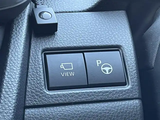 トヨタ プリウス Z 大阪府 2023(令5)年 1.9万km プラチナホワイトパールマイカ トヨタセーフティセンス/・アダプティクブクルーズコントロール/・プリクラッシュセーフティー/・レーントレーシングアシスト/・レーンディパーチャーアラート/・クリアランスソナー/・オートマチックハイビーム/・ロードサインアシスト/純正12.3インチナビ/・Bluetooth/フルセグTV/USB/ラジオ/　Miracast/AppleCarPlay/主要装備/・パノラマミックビューモニター/・ブラインドスポットモニター/・デジタルインナーミラー/・パワーバックドア/・パノラマルーフ/・シートヒーター/エアシート/・D席パワーシート/メモリー機能付き/・ブレーキーホールド/・置くだけ充電/・ETC2.0