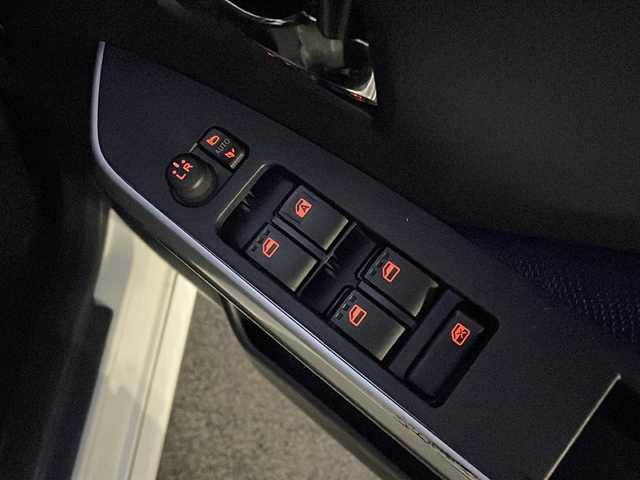 トヨタ タンク カスタムG S 新潟県 2017(平29)年 9.4万km パールホワイトⅢ 　社外ナビ/　フルセグテレビ/　Bluetooth/　アイドリングストップ/　ウィンカーミラー/　クルーズコントロール/　ドアバイザー/　プッシュスタート/　両側パワースライドドア/　オートライト/　モデリスタエアロ/　LEDヘッドライト/　電動格納ミラー