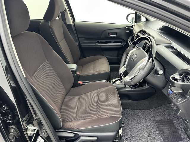 トヨタ アクア G 愛知県 2015(平27)年 5.7万km ブラックマイカ 純正7インチSDナビ(NSZT-W64)/（DVD/CD/Bluetooth/SD/フルセグTV）/バックカメラ/ETC/エコモード/ドライブモード/クルーズコントロール/横滑り防止装置/オートライト/ドアバイザー/純正フロアマット/スマートキー/AAC
