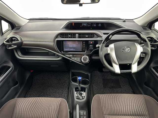 トヨタ アクア G 愛知県 2015(平27)年 5.7万km ブラックマイカ 純正7インチSDナビ(NSZT-W64)/（DVD/CD/Bluetooth/SD/フルセグTV）/バックカメラ/ETC/エコモード/ドライブモード/クルーズコントロール/横滑り防止装置/オートライト/ドアバイザー/純正フロアマット/スマートキー/AAC