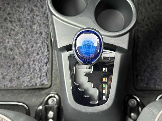 トヨタ アクア G 愛知県 2015(平27)年 5.7万km ブラックマイカ 純正7インチSDナビ(NSZT-W64)/（DVD/CD/Bluetooth/SD/フルセグTV）/バックカメラ/ETC/エコモード/ドライブモード/クルーズコントロール/横滑り防止装置/オートライト/ドアバイザー/純正フロアマット/スマートキー/AAC