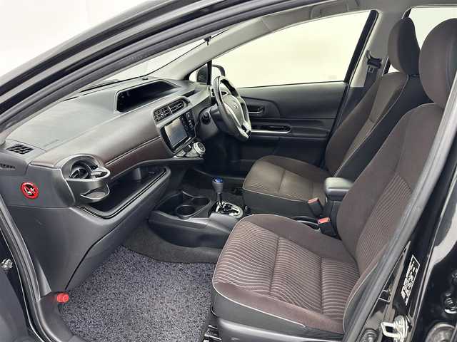 トヨタ アクア G 愛知県 2015(平27)年 5.7万km ブラックマイカ 純正7インチSDナビ(NSZT-W64)/（DVD/CD/Bluetooth/SD/フルセグTV）/バックカメラ/ETC/エコモード/ドライブモード/クルーズコントロール/横滑り防止装置/オートライト/ドアバイザー/純正フロアマット/スマートキー/AAC