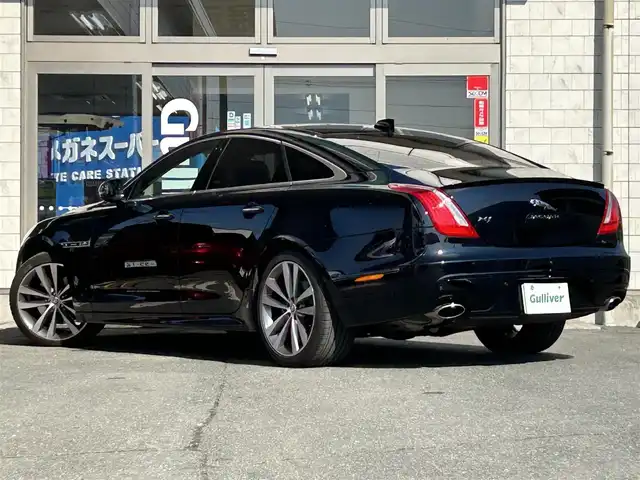 ジャガー ＸＪ R－スポーツ 岩手県 2018(平30)年 0.5万km 黒 ・純正ナビ/・フルセグ/・AM/FM/CD/Bluetooth/・全方位カメラ/・レーンキープアシスト/・横滑り防止/・MTモード付AT/・パドルシフト/・レーダークルーズコントロール/・アイドリングストップ/・純正ETC/・サンルーフ/・カーテンエアバック/・ステアリングヒーター/・パワーシート/・シートヒーター（全席）/・エアシート（全席）/・電動リアゲート/・電動リアシェード/・純正フロアマット/・純正AW/・保証書/・取扱説明書