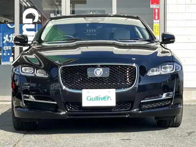 ジャガー ＸＪ R－スポーツ 岩手県 2018(平30)年 0.5万km 黒 ・純正ナビ/・フルセグ/・AM/FM/CD/Bluetooth/・全方位カメラ/・レーンキープアシスト/・横滑り防止/・MTモード付AT/・パドルシフト/・レーダークルーズコントロール/・アイドリングストップ/・純正ETC/・サンルーフ/・カーテンエアバック/・ステアリングヒーター/・パワーシート/・シートヒーター（全席）/・エアシート（全席）/・電動リアゲート/・電動リアシェード/・純正フロアマット/・純正AW/・保証書/・取扱説明書