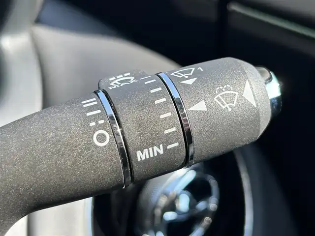 ジャガー ＸＪ R－スポーツ 岩手県 2018(平30)年 0.5万km 黒 ・純正ナビ/・フルセグ/・AM/FM/CD/Bluetooth/・全方位カメラ/・レーンキープアシスト/・横滑り防止/・MTモード付AT/・パドルシフト/・レーダークルーズコントロール/・アイドリングストップ/・純正ETC/・サンルーフ/・カーテンエアバック/・ステアリングヒーター/・パワーシート/・シートヒーター（全席）/・エアシート（全席）/・電動リアゲート/・電動リアシェード/・純正フロアマット/・純正AW/・保証書/・取扱説明書