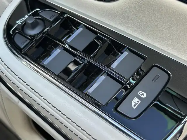 ジャガー ＸＪ R－スポーツ 岩手県 2018(平30)年 0.5万km 黒 ・純正ナビ/・フルセグ/・AM/FM/CD/Bluetooth/・全方位カメラ/・レーンキープアシスト/・横滑り防止/・MTモード付AT/・パドルシフト/・レーダークルーズコントロール/・アイドリングストップ/・純正ETC/・サンルーフ/・カーテンエアバック/・ステアリングヒーター/・パワーシート/・シートヒーター（全席）/・エアシート（全席）/・電動リアゲート/・電動リアシェード/・純正フロアマット/・純正AW/・保証書/・取扱説明書