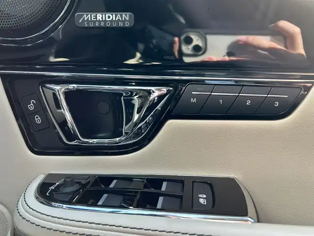 ジャガー ＸＪ R－スポーツ 岩手県 2018(平30)年 0.5万km 黒 ・純正ナビ/・フルセグ/・AM/FM/CD/Bluetooth/・全方位カメラ/・レーンキープアシスト/・横滑り防止/・MTモード付AT/・パドルシフト/・レーダークルーズコントロール/・アイドリングストップ/・純正ETC/・サンルーフ/・カーテンエアバック/・ステアリングヒーター/・パワーシート/・シートヒーター（全席）/・エアシート（全席）/・電動リアゲート/・電動リアシェード/・純正フロアマット/・純正AW/・保証書/・取扱説明書