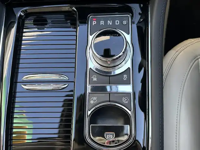 ジャガー ＸＪ R－スポーツ 岩手県 2018(平30)年 0.5万km 黒 ・純正ナビ/・フルセグ/・AM/FM/CD/Bluetooth/・全方位カメラ/・レーンキープアシスト/・横滑り防止/・MTモード付AT/・パドルシフト/・レーダークルーズコントロール/・アイドリングストップ/・純正ETC/・サンルーフ/・カーテンエアバック/・ステアリングヒーター/・パワーシート/・シートヒーター（全席）/・エアシート（全席）/・電動リアゲート/・電動リアシェード/・純正フロアマット/・純正AW/・保証書/・取扱説明書