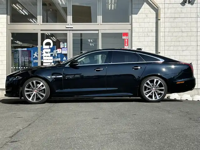 ジャガー ＸＪ R－スポーツ 岩手県 2018(平30)年 0.5万km 黒 ・純正ナビ/・フルセグ/・AM/FM/CD/Bluetooth/・全方位カメラ/・レーンキープアシスト/・横滑り防止/・MTモード付AT/・パドルシフト/・レーダークルーズコントロール/・アイドリングストップ/・純正ETC/・サンルーフ/・カーテンエアバック/・ステアリングヒーター/・パワーシート/・シートヒーター（全席）/・エアシート（全席）/・電動リアゲート/・電動リアシェード/・純正フロアマット/・純正AW/・保証書/・取扱説明書