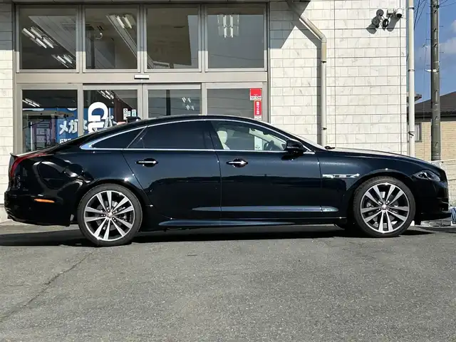 ジャガー ＸＪ R－スポーツ 岩手県 2018(平30)年 0.5万km 黒 ・純正ナビ/・フルセグ/・AM/FM/CD/Bluetooth/・全方位カメラ/・レーンキープアシスト/・横滑り防止/・MTモード付AT/・パドルシフト/・レーダークルーズコントロール/・アイドリングストップ/・純正ETC/・サンルーフ/・カーテンエアバック/・ステアリングヒーター/・パワーシート/・シートヒーター（全席）/・エアシート（全席）/・電動リアゲート/・電動リアシェード/・純正フロアマット/・純正AW/・保証書/・取扱説明書